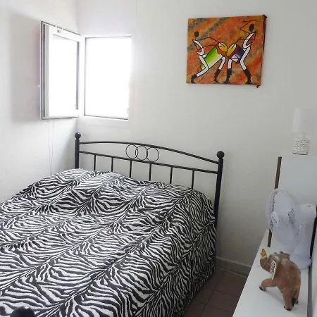 Apartment En Rez-de-jardin Proche Avec Terrasse Et Confort Moderne - Fr-1-387-54 *