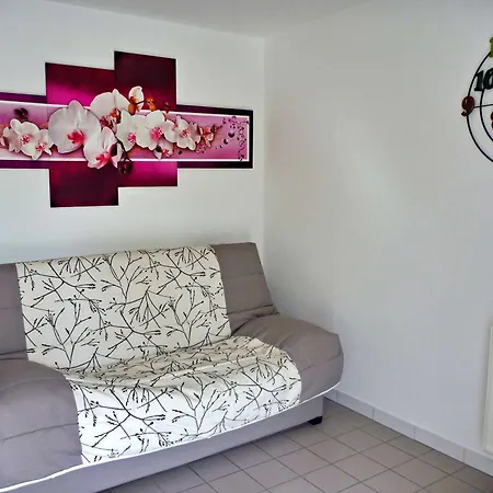 En Rez-de-jardin Proche Avec Terrasse Et Confort Moderne - Fr-1-387-54 *