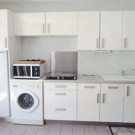 En Rez-de-jardin Proche Avec Terrasse Et Confort Moderne - Fr-1-387-54 아파트 *