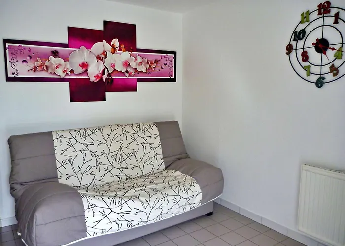 En Rez-de-jardin Proche Avec Terrasse Et Confort Moderne - Fr-1-387-54 *