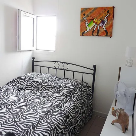En Rez-de-jardin Proche Avec Terrasse Et Confort Moderne - Fr-1-387-54